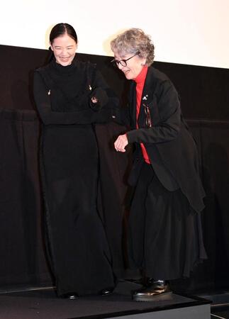 　蒼井優（左）にエスコートされステージに上がる倍賞千恵子（撮影・佐藤厚）