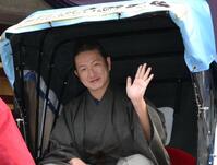 　“超歌舞伎”人力車から手を振る中村獅童