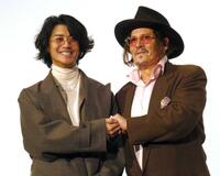 　手を握り合う赤西仁（左）、ジョニー・デップ