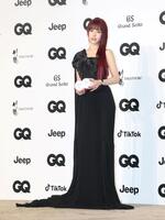 　ポーズを決めるアイナ・ジ・エンド（撮影・石井剣太郎）