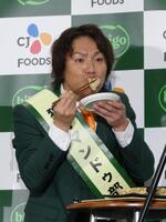 　マンドゥを食べる狩野英孝
