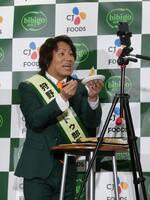 マンドゥを食べる撮影を行う狩野英孝＝都内