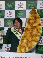 　撮影に応じる狩野英孝