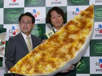 　（左から）金炳圭代表取締役、狩野英孝