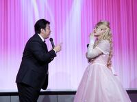 　カラーコンタクトレンズ「ヒロインメイク　１ｄａｙ　ＵＶ　Ｍ」の新色発表会に出演したお笑いコンビ・レインボー（左から）ジャンボたかお、池田直人