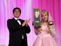 　カラーコンタクトレンズ「ヒロインメイク　１ｄａｙ　ＵＶ　Ｍ」の新色発表会に出演したお笑いコンビ・レインボー（左から）ジャンボたかお、池田直人