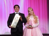 　カラーコンタクトレンズ「ヒロインメイク　１ｄａｙ　ＵＶ　Ｍ」の新色発表会に出演したお笑いコンビ・レインボー（左から）ジャンボたかお、池田直人