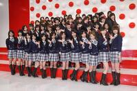 紅白歌合戦出場が決定し、ポーズをとるＡＫＢ４８＝２００７年１２月