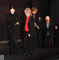 　蒼井優（左）にエスコートされる倍賞千恵子（左から２人目）と木村拓哉（右から２人目）にエスコートされる山田洋次監（右）＝撮影・佐藤厚