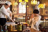 　ネタを披露するジャルジャル