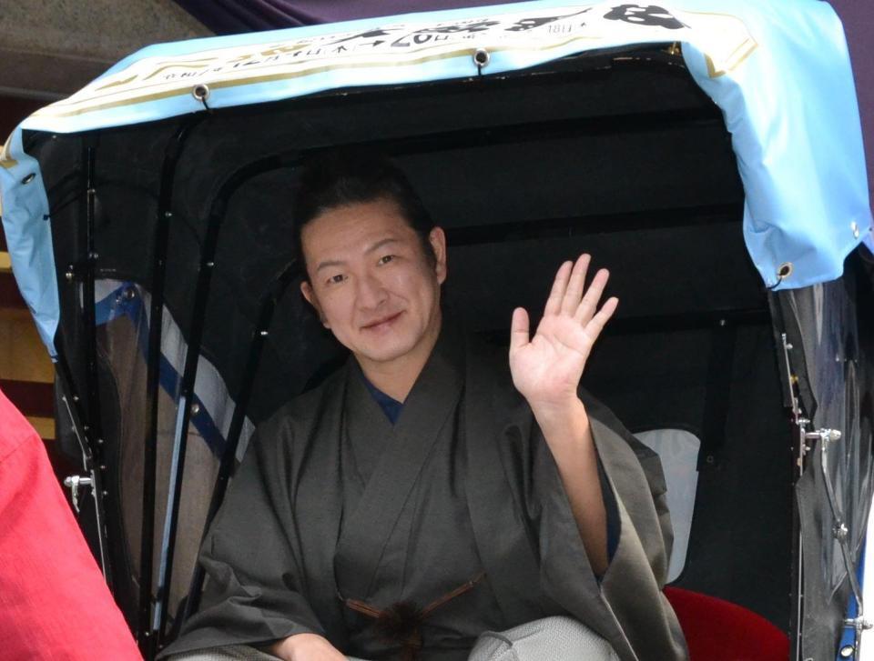 　“超歌舞伎”人力車から手を振る中村獅童