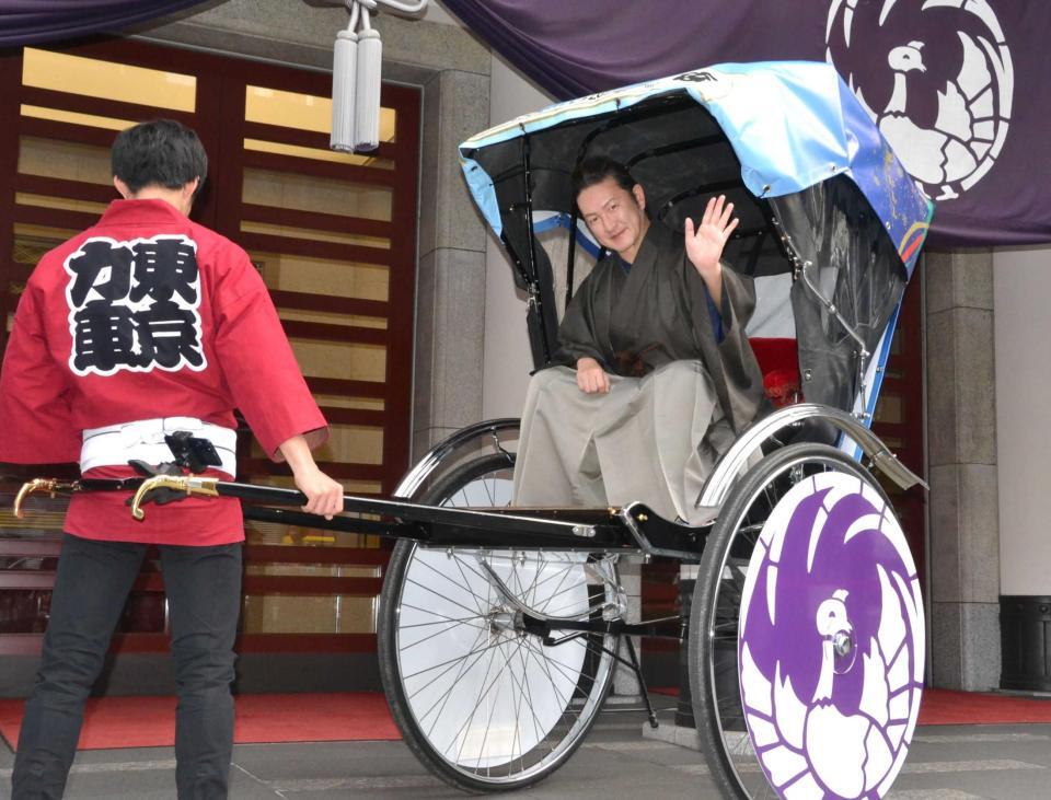 　“超歌舞伎”人力車に乗ってポーズを取る中村獅童