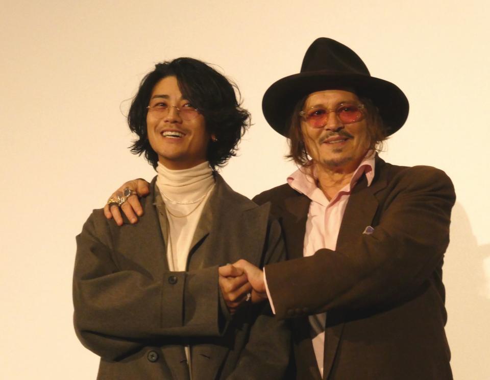 　笑顔の（左から）赤西仁、ジョニー・デップ