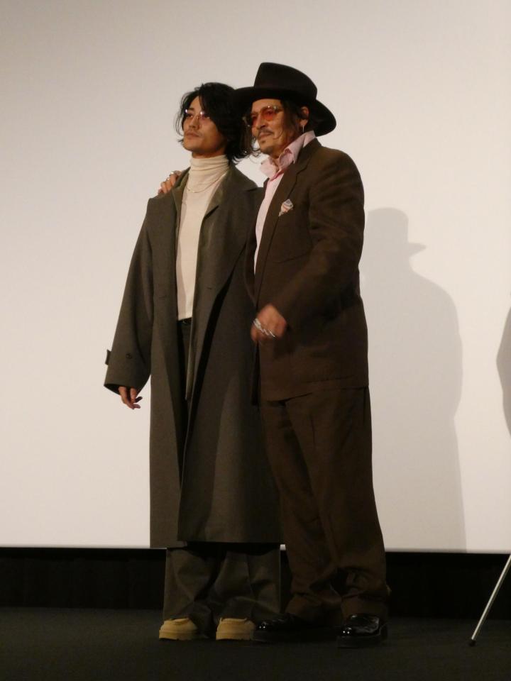 　撮影に応じる（左から）赤西仁、ジョニー・デップ