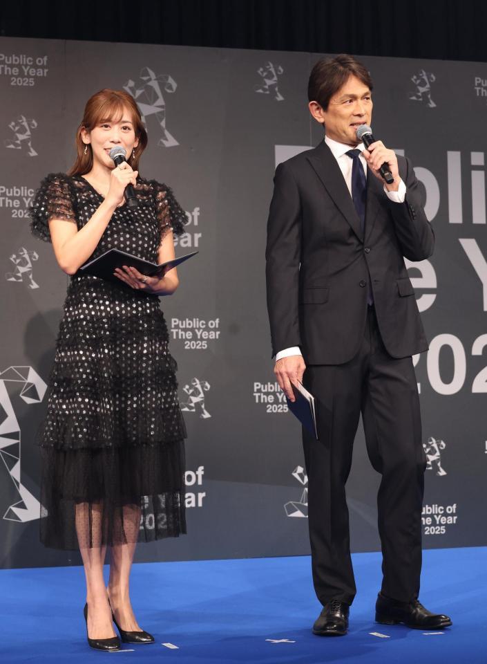 　授賞式のＭＣを務めた中川安奈（左）と江口洋介（撮影・佐々木彰尚）