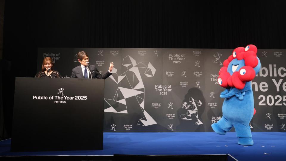 　ミャクミャクと友達になった江口洋介（左から２人目）＝撮影・佐々木彰尚