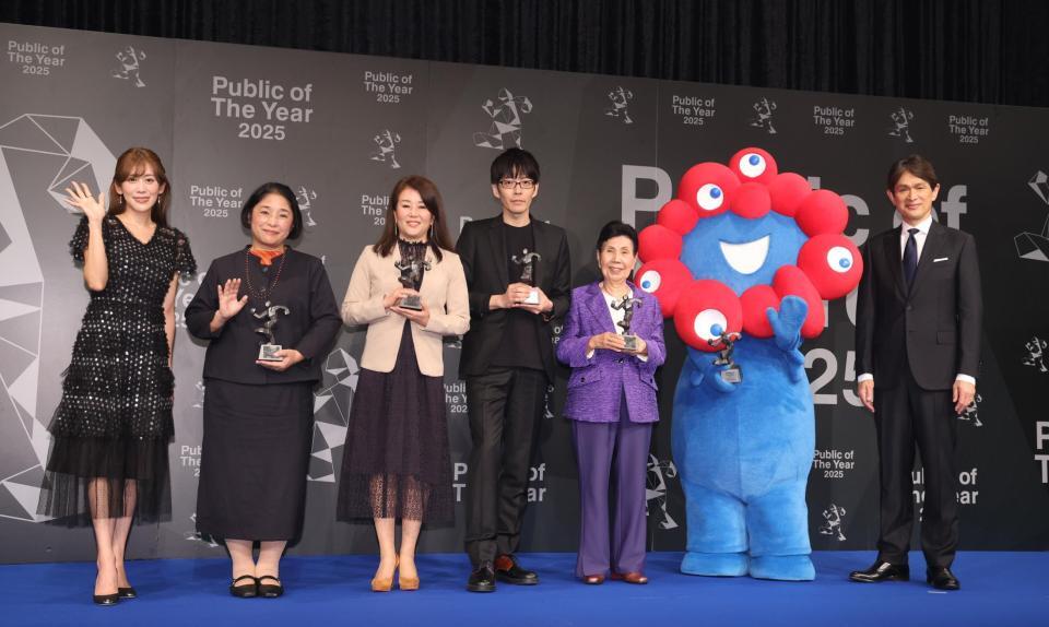 　ポーズを決める（左から）中川安奈、河合祐子さん、井田奈穂さん、鈴木俊貴さん、袴田ひで子さん、ミャクミャク、江口洋介（撮影・佐々木彰尚）