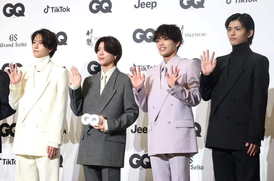 　手を振るｔｉｍｅｌｅｓｚの（左から）橋本将生、松島聡、原嘉孝、篠塚大輝（撮影・石井剣太郎）