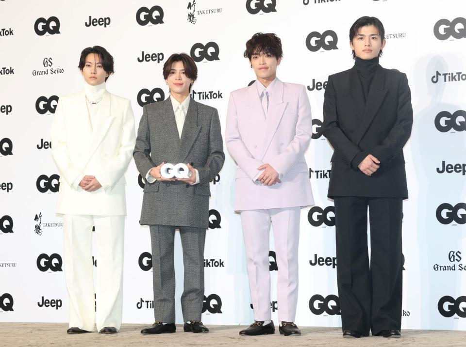 　ポーズを決めるｔｉｍｅｌｅｓｚの（左から）橋本将生、松島聡、原嘉孝、篠塚大輝（撮影・石井剣太郎）
