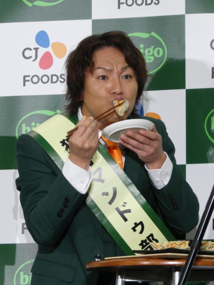 　マンドゥを食べる狩野英孝