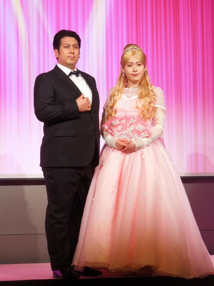 　カラーコンタクトレンズ「ヒロインメイク　１ｄａｙ　ＵＶ　Ｍ」の新色発表会に出演したお笑いコンビ・レインボー（左から）ジャンボたかお、池田直人