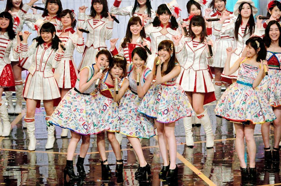 　紅白歌合戦で「恋するフォーチュンクッキー」を歌う（左から）大島優子、高橋みなみ、前田敦子、指原莉乃＝２０１５年１２月