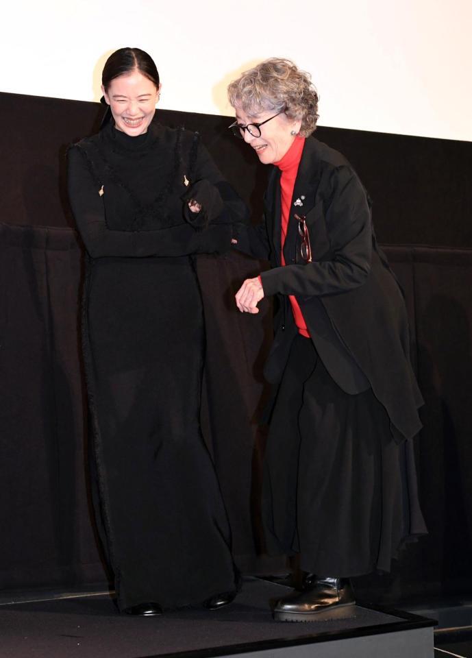 　蒼井優（左）にエスコートされステージに上がる倍賞千恵子（撮影・佐藤厚）