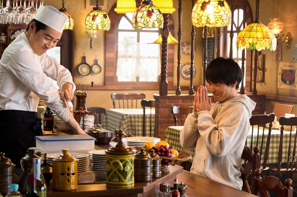 　ネタを披露するジャルジャル