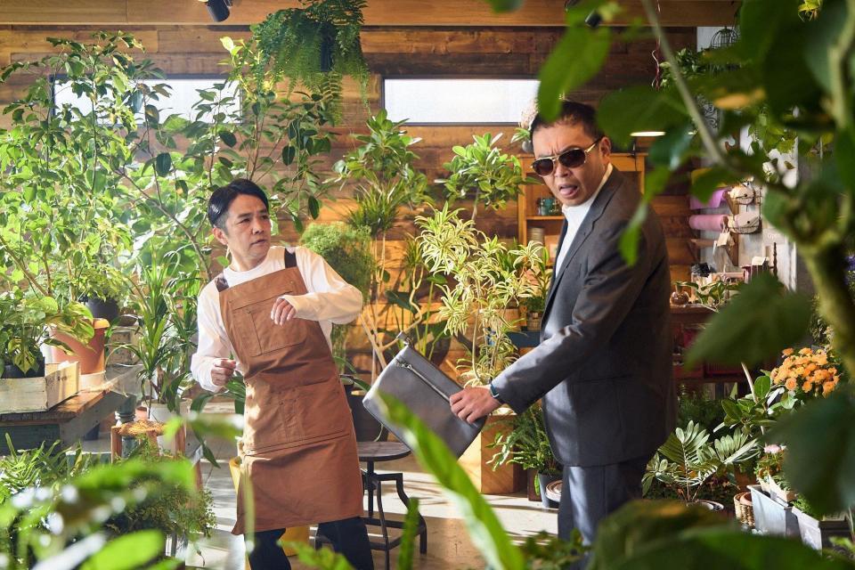 　ネタを披露する中川家