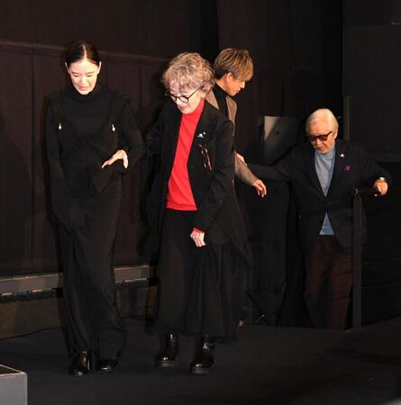 　蒼井優（左）にエスコートされる倍賞千恵子（左から２人目）と木村拓哉（右から２人目）にエスコートされる山田洋次監（右）＝撮影・佐藤厚