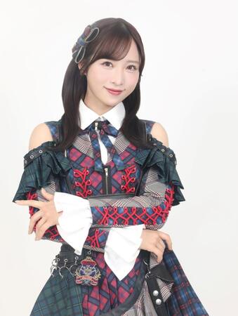 　ポーズを決めるＡＫＢ４８・小栗有以（撮影・石井剣太郎）