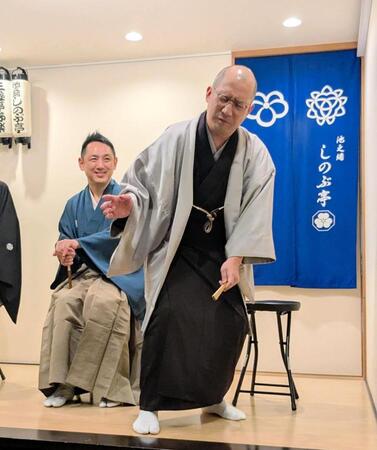 　“炎上”のきっかけとなったＣＡとのやり取りを再現する春風亭一之輔（右）と三遊亭円楽