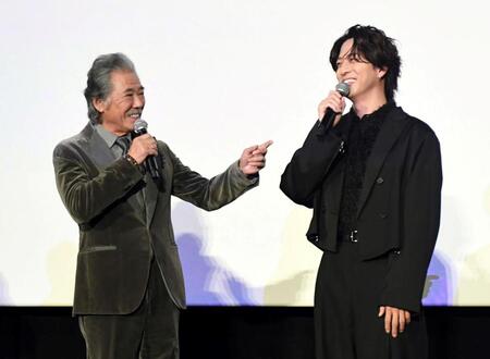 　仲の良さを見せつける西岡德馬（左）と寺西拓人（撮影・佐藤厚）