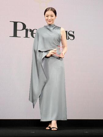 　「時の人」賞のトロフィーを手にする鈴木京香