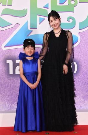 　永尾柚乃（左）とＭＯＭＯＮＡ（撮影・園田高夫）