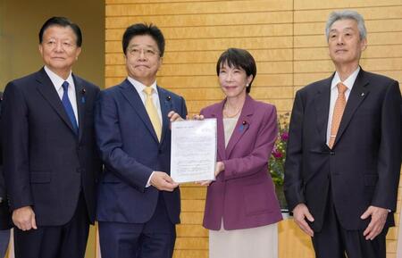 　自民党の議連「国民医療を守る議員の会」の加藤勝信会長（中央左）から要望書を受け取る高市首相