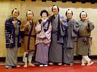 　囲み取材に応じた（左から）澤村精四郎、梶原善、寺島しのぶ、中村獅童、市川中車、市川猿弥