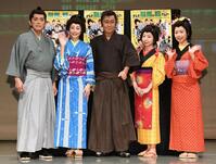 　「そして龍馬は殺された」の出演者（左から）新藤栄作、熊切あさ美、泉堅太郎、板野成美、吉田ちえり（撮影・佐藤厚）