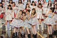 　紅白歌合戦で熱唱する（左から）大島優子、高橋みなみ、前田敦子、指原莉乃＝２０１５年