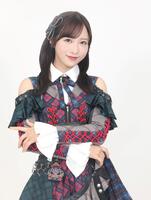 　ポーズを決めるＡＫＢ４８・小栗有以（撮影・石井剣太郎）