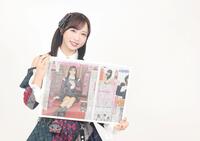 　本紙連載を手にポーズを決めるＡＫＢ４８・小栗有以（撮影・石井剣太郎）