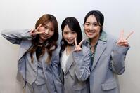 　ピースする（左から）ＵｔａＨｉｍｅのＳａｙａｋａ、Ｍｏｍｏｋａ、Ｎｏｎｏｋａ、（Ｐｈｏｔｏ　ｂｙ　宮家和也）