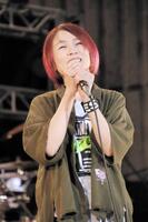 ２０１９年４月、「ミラクル・ガール」を披露した永井真理子＝日比谷野外大音楽堂