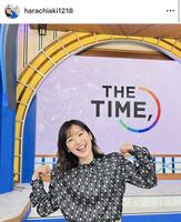 スタジオで笑顔を見せる原千晶。インスタグラム＠ｈａｒａｃｈｉａｋｉ１２１８（２４年１月１０日付）より
