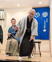 　“炎上”のきっかけとなったＣＡとのやり取りを再現する春風亭一之輔（右）と三遊亭円楽