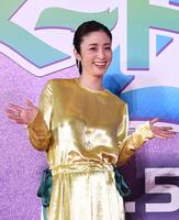 　ゴールドの衣装を着て笑顔を見せる上戸彩（撮影・園田高夫）