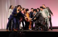 　円陣を組むＭ－１グランプリのファイナリスト（撮影・西岡正）