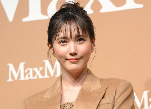 本田翼 長すぎる足にハイソックス 女優の凄い冬私服に衝撃「メロつく人