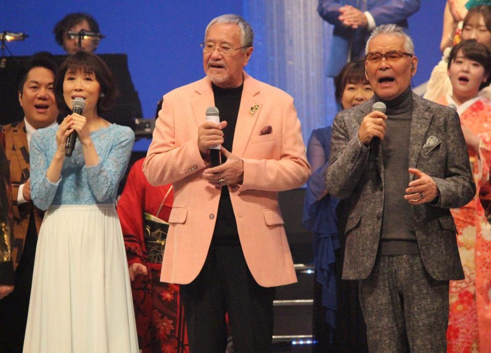 　熱唱する（左から）水森かおり、吉幾三、千昌夫