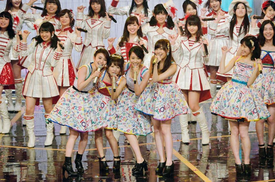 　紅白歌合戦で熱唱する（左から）大島優子、高橋みなみ、前田敦子、指原莉乃＝２０１５年